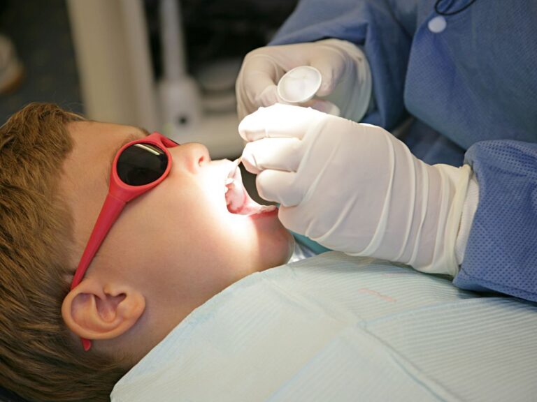 Czy fluoryzacja zębów u dzieci jest bezpieczna? - Amadent Blog