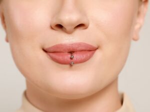Czy piercing jamy ustnej niszczy zęby i dziąsła? - Amadent Blog